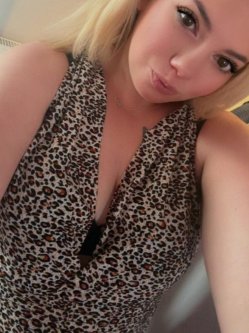 Ren�ta, 18 �ves n�, P�cs