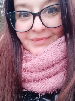 Bernadett, 47 �ves n�, Koml�