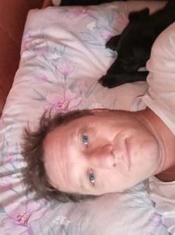 Gyula, 53 �ves f�rfi, Holl�h�za
