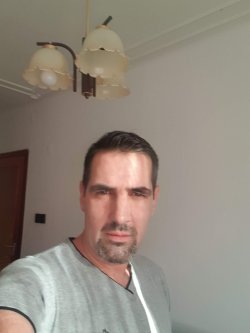 Edmond, 47 �ves f�rfi, Kiskunf�legyh�za