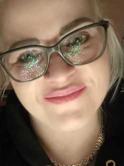 Niki, 44 �ves n�, Gy�r