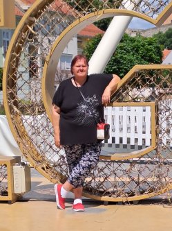 Anik�, 56 �ves n�, P�rb�ly