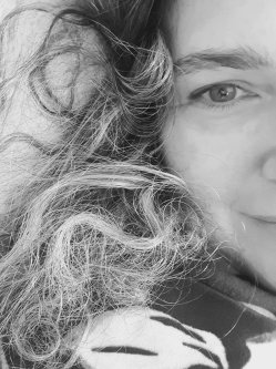 Niki, 44 �ves n�, Sz�kesfeh�rv�r
