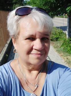 Roz�l, 64 �ves n�, Kisb�r