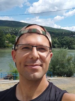 Valentin, 32 �ves f�rfi, P�cel