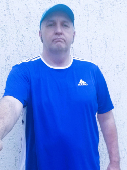 Roberto, 49 �ves f�rfi, Karcag