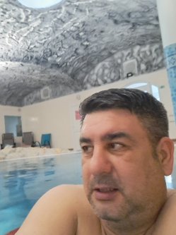 Zoli, 48 �ves f�rfi, S�rv�r