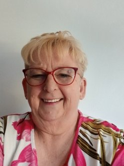 Zsuzsa, 56 �ves n�, �zd