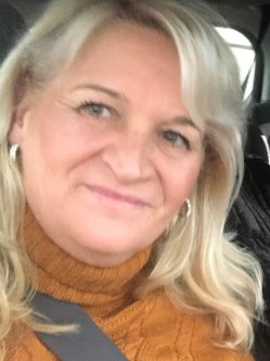 Heni, 50 �ves n�, K�bekh�za