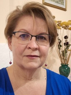 Anik�, 54 �ves n�, Mez�t�r