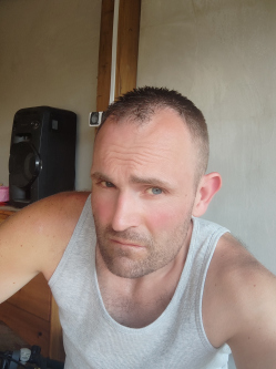 Laci, 37 �ves f�rfi, Fegyvernek