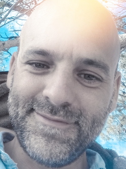 Tibo, 45 �ves f�rfi, B�cs