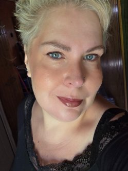N�ra, 46 �ves n�, Budapest