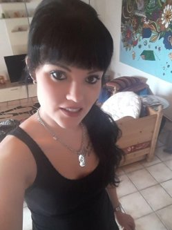 Laura, 21 �ves n�, Salg�tarj�n