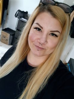 Szasza, 40 �ves n�, Asz�d