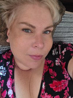 N�ra, 46 �ves n�, Budapest