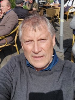 Barto, 66 �ves f�rfi, Bonyh�d