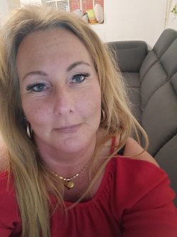Betti, 47 �ves n�, Sz�kesfeh�rv�r