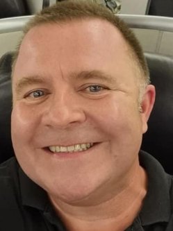 Gyula, 43 �ves f�rfi, Salg�tarj�n