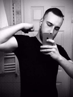Nagy zoli, 32 �ves f�rfi, Cegl�dbercel