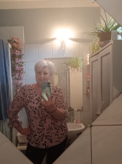 Anik�, 53 �ves n�, Lenti