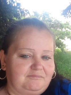 Ir�n, 46 �ves n�, Pusztaszabolcs