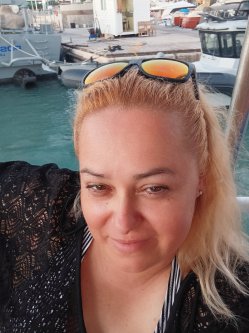 Betty, 51 �ves n�, Tata